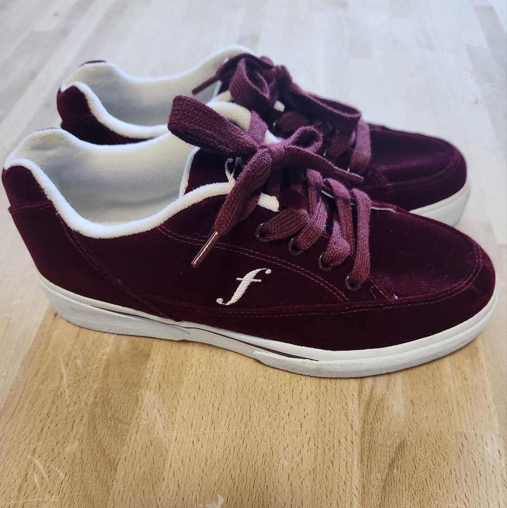 😻 3/$30 Fila Burgundy Velvet Sneakers Size 6.5 - Picture 3 of 8